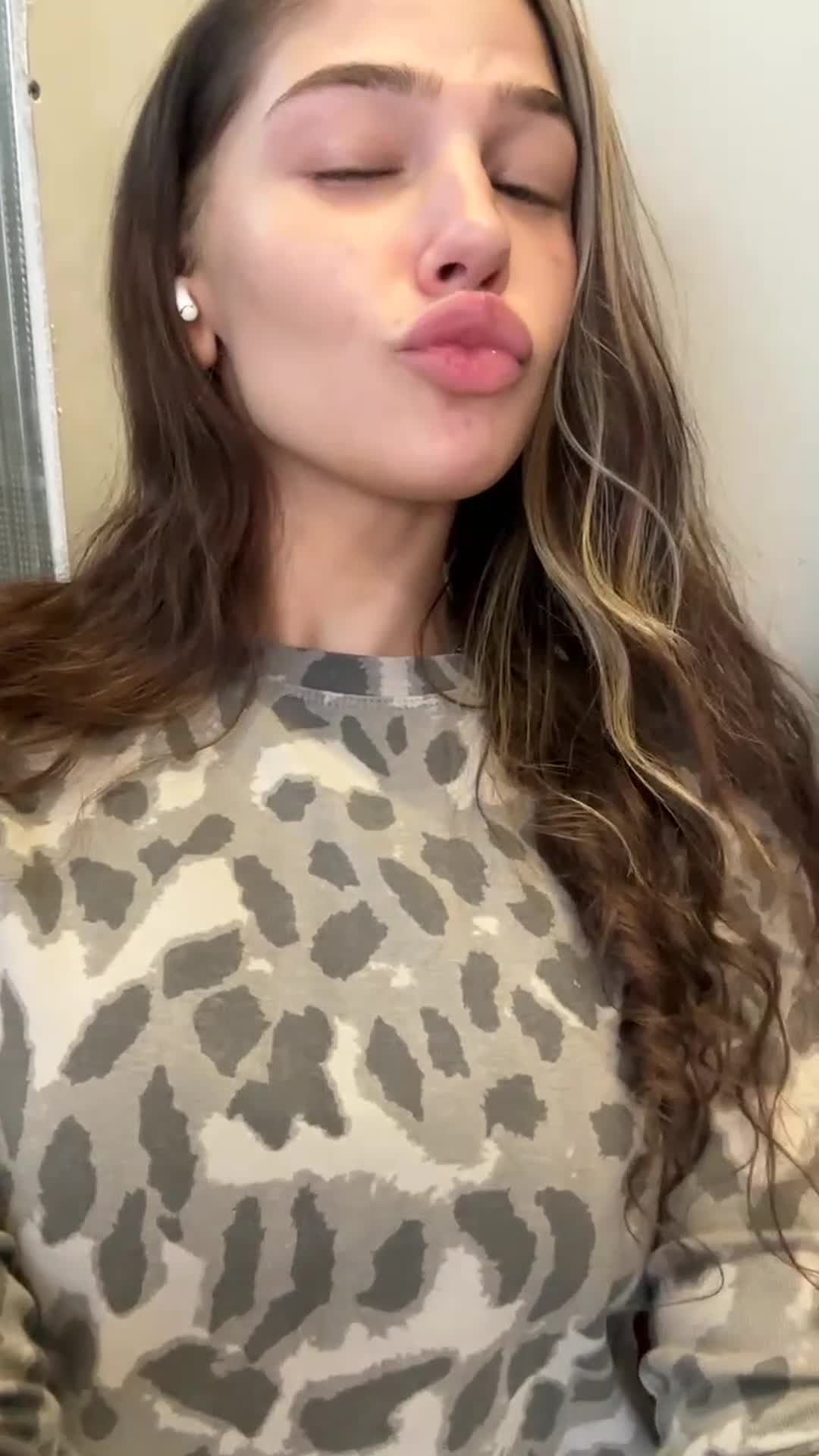 A juicy good night spit kiss 💧